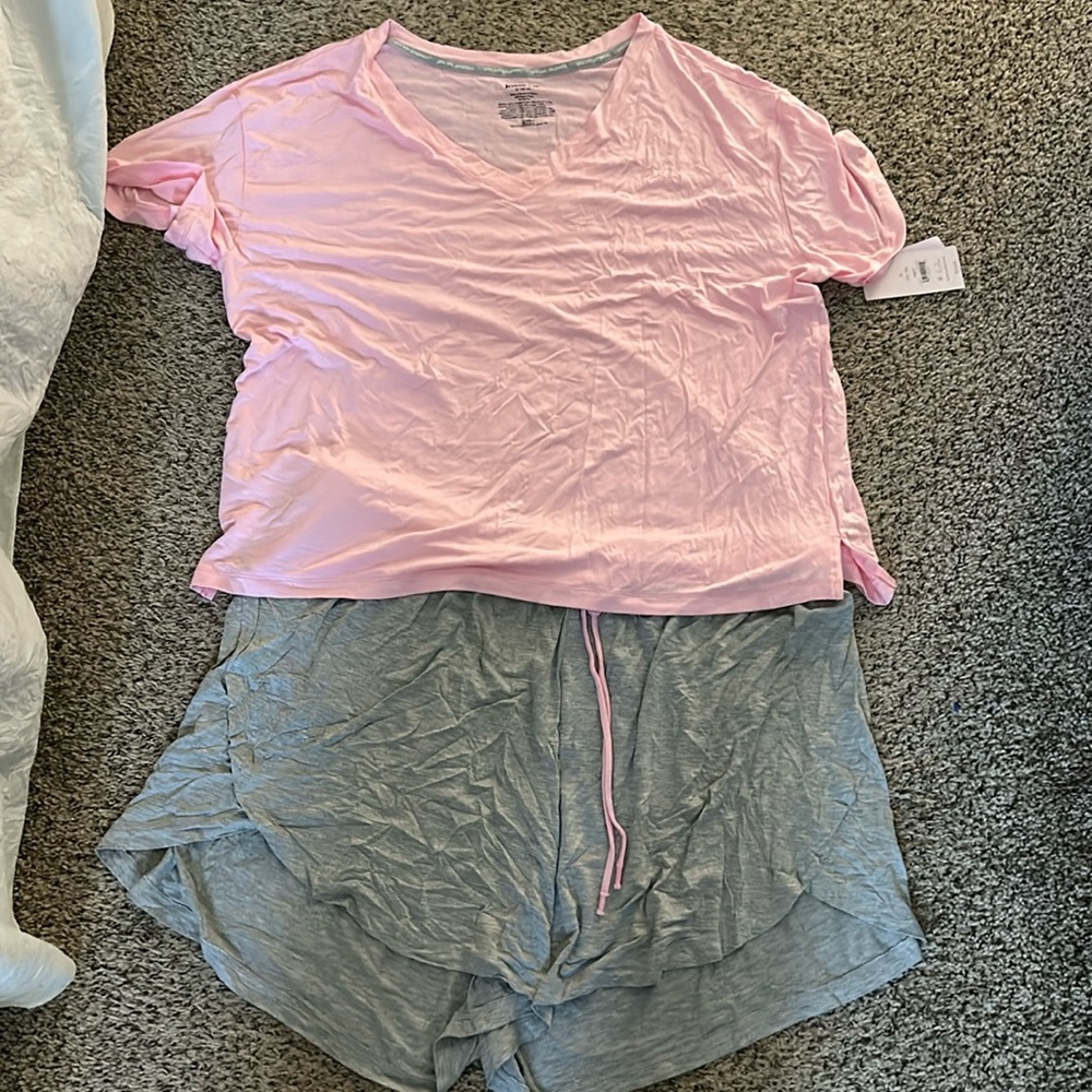 Women's 2X JOYSPUN super soft and comfy gray shorts & pink vneck lounge bundle